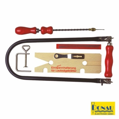 conjunto de ferramentas para serra com cabo vermelho e suporte de madeira com texto vermelho