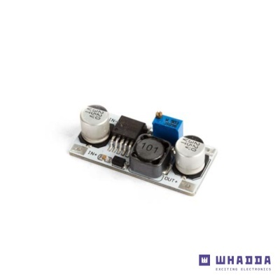 Placa eletrónica branca com condensadores, bobina, potenciometro azul e componentes pretos