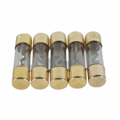 Cinco fusíveis cilíndricos com extremidades douradas e corpo de vidro transparente