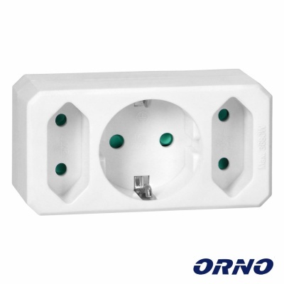 Tomada elétrica branca tripla com pinos verdes