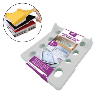 Organizador de camisetas em plástico branco com espaços circulares e embalagem com texto