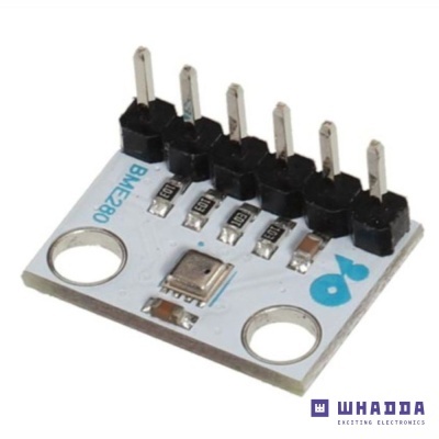 Módulo sensor BME280 com 6 pinos, resistores e componente metálico sobre placa branca