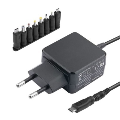 Carregador universal preto com várias pontas adaptadoras