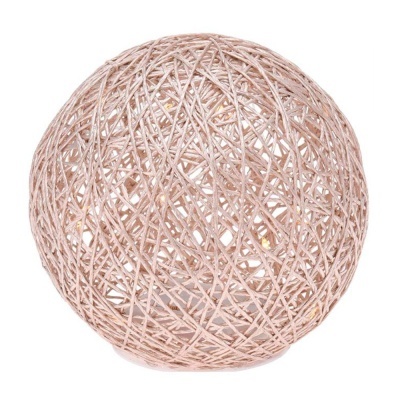 Lâmpada esférica rosa clara feita de fios entrelaçados com luzes pequenas dentro
