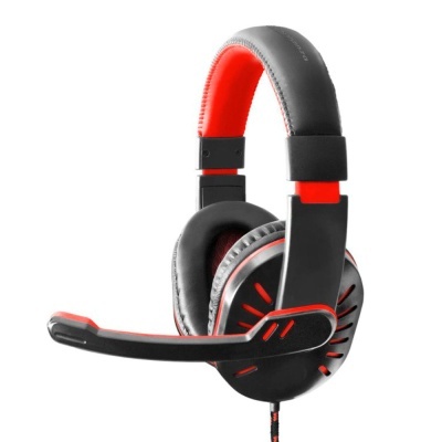 Fones de ouvido com microfone preto e vermelho sobre fundo branco