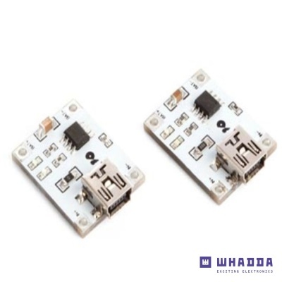 Dois módulos eletrónicos com portas USB e componentes eletrónicos sobre fundo branco