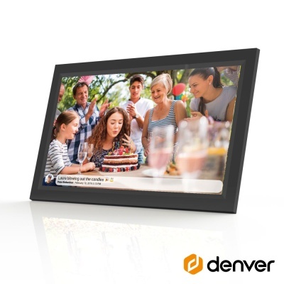 Porta-retratos digital preto Denver mostrando uma foto de festa de aniversário com bolo.