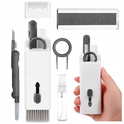 Conjunto branco e cinzento de ferramentas de limpeza e manicure sobre fundo branco