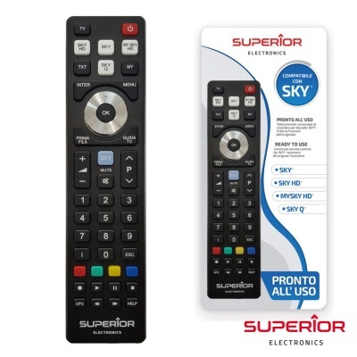 Comando remoto preto da SUPERIOR ELECTRONICS compatível com SKY ao lado da embalagem azul e branca