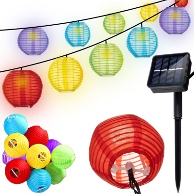 Lanternas de papel coloridas com luzes e painel solar para exterior