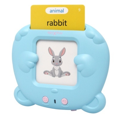 Dispositivo educativo azul em forma de ursinho com cartão e imagem de coelho