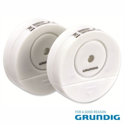 Dois detectores de fumo circulares brancos da marca Grundig sobre fundo branco