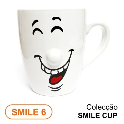Caneca branca com rosto sorridente e nariz em relevo