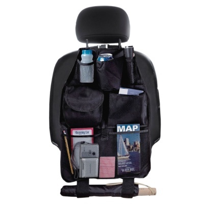 Organizador de automóvel preto com vários bolsos pendurado no banco do carro