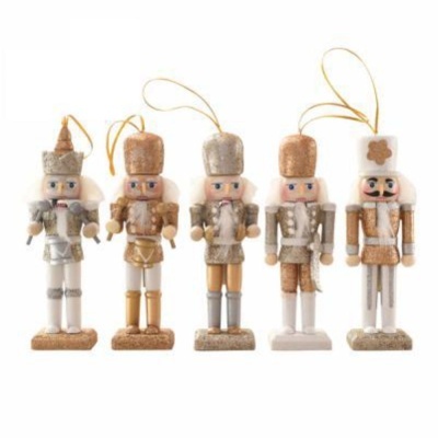 Cinco enfeites de Natal soldados de pau dourado, prata e branco com detalhes cintilantes