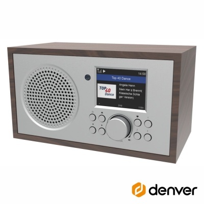 Rádio de madeira com visor digital a mostrar estação Top 40 Dance e botões de controlo.