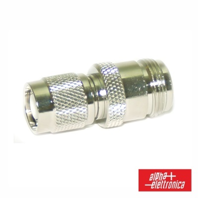 Conector coaxial metálico prateado com texturas caneladas e logótipo alpha+ elettronica