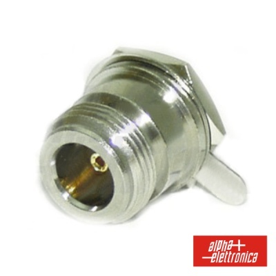 Conector coaxial metálico prateado com pino dourado e asa lateral