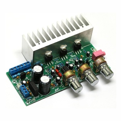Placa eletrónica com componentes, potenciômetros e dissipador de calor