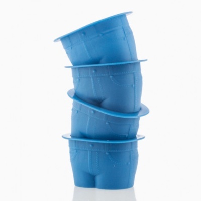 Quatro vasos azuis empilhados com textura de calças de ganga