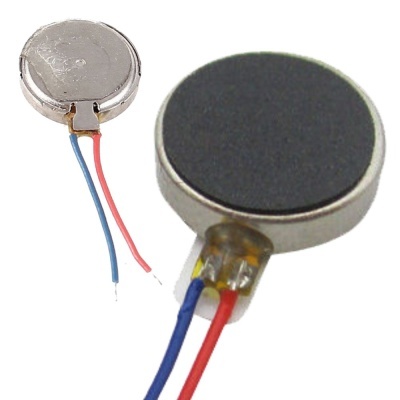 Dois pequenos motores vibratórios redondos com fios azul e vermelho
