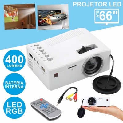 Projetor LED branco com acessórios e texto promocional em fundo azul