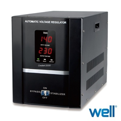 Regulador automático de tensão preto com display digital e interruptor on/off