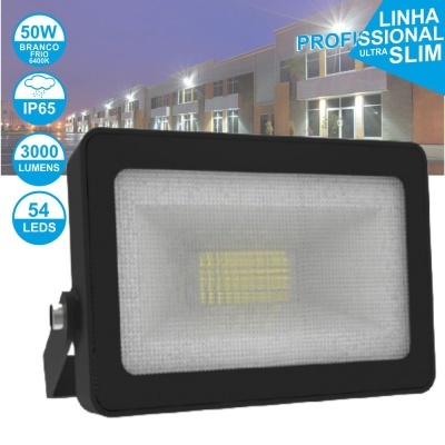 Projetor LED profissional preto ultra slim com especificações técnicas e edifícios iluminados ao fundo