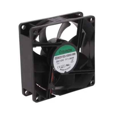 Ventoinha de computador preta com etiqueta central e fios