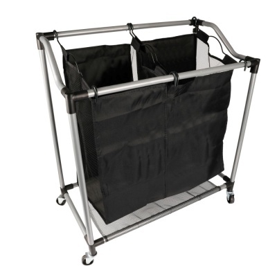 Carrinho para roupas sujas com dois sacos pretos e estrutura metálica prateada com rodas