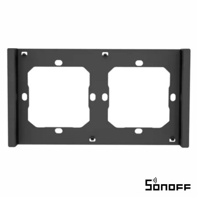 Suporte de montagem preto com dois recortes quadrados e logo SONOFF