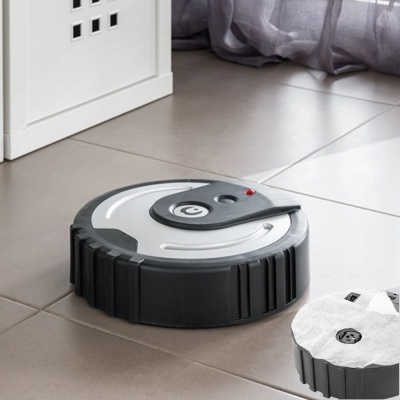 Robô aspirador de pó preto e branco no chão de azulejos