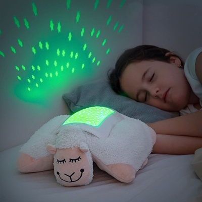 Peluche ovelha branca com painel luminoso verde projetando estrelas, criança a dormir ao lado