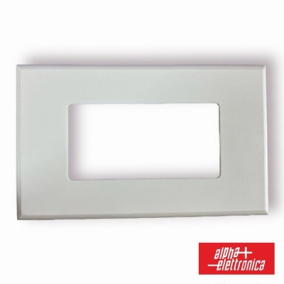Moldura branca retangular com abertura central para interruptor
