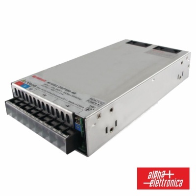 Fonte de alimentação metálica retangular prateada com terminais pretos e texto impresso