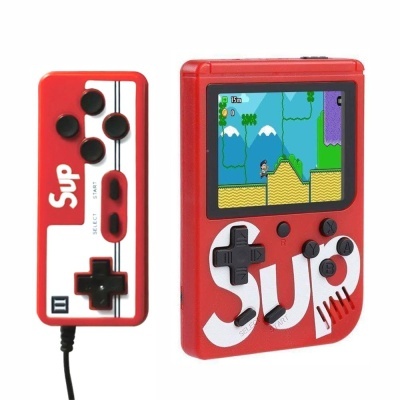 Consola portátil retro vermelha com ecrã a cores e comando vermelho com botões pretos e texto Sup