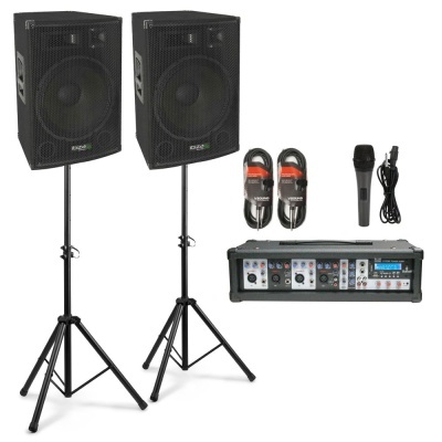 Conjunto de som com duas colunas, suportes, mesa de mistura, microfone e cabos