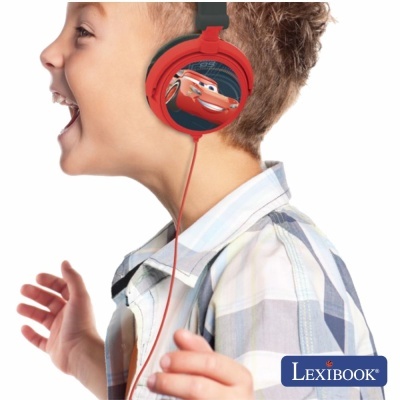 Criança com headphones vermelhos do Cars e camisa às riscas azuis e cinzentos