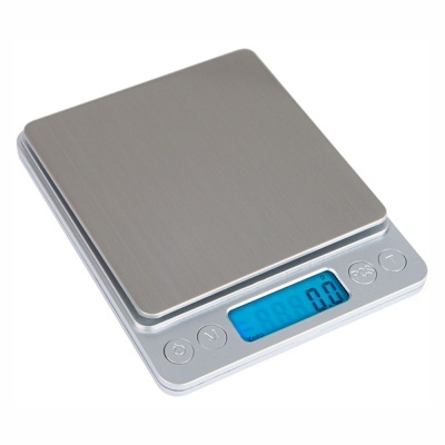 Balança digital de cozinha em aço inox com ecrã LCD azul e botões frontais.