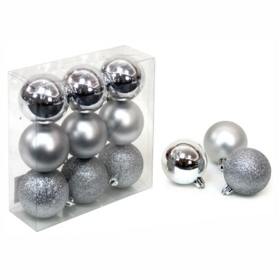 Conjunto de bolas de Natal prateadas com diferentes acabamentos numa embalagem transparente.