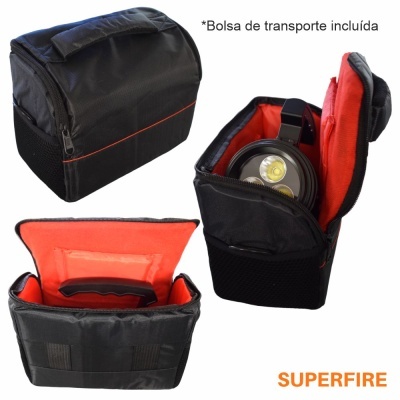 Bolsa de transporte preta com interior vermelho contendo lanterna, texto indicado e logo SUPERFIRE