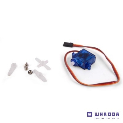 Servo motor azul translúcido com acessórios e cabo tricolor sobre fundo branco