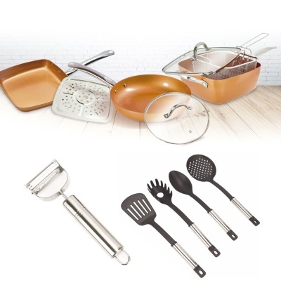 Conjunto de panelas e utensílios de cozinha cobre e inox com utensílios pretos sobre fundo claro
