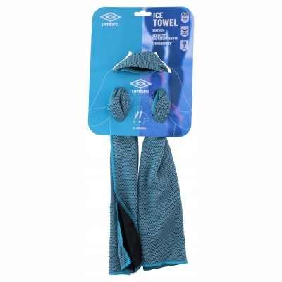 Toalha gelo Umbro azul claro com padrão de pontos negros na embalagem azul