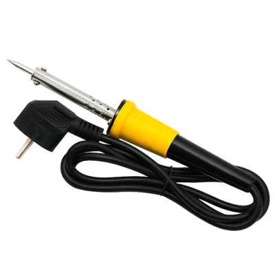 Ferro de soldar com cabo preto e empunhadura amarela, ponta metálica e ficha de três pinos