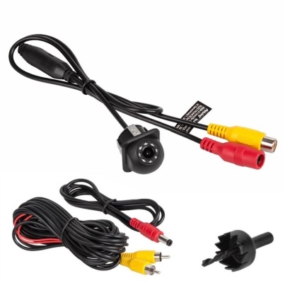 Pequena câmara preta com cabos e conetores coloridos