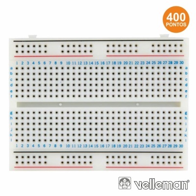 Placa breadboard branca com 400 pontos e marcações numeradas e alfabéticas