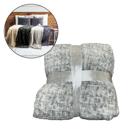 Manta felpuda cinza claro enrolada com fita cinza com inserção de mantas preta, bege e azul em cama