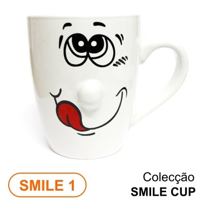 Caneca branca com rosto sorridente desenhado e nariz saliente
