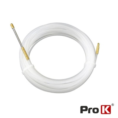 Cabo flexível branco com extremidades metálicas douradas e logotipo Pro K